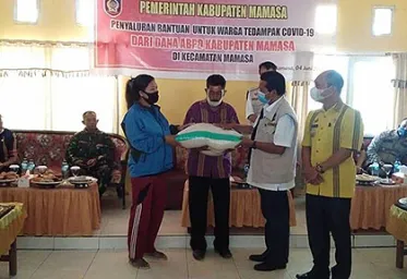 Pemkab Mamasa Menyalurkan Bantuan Beras Kepada Masyarakat yang Terdampak Covid19