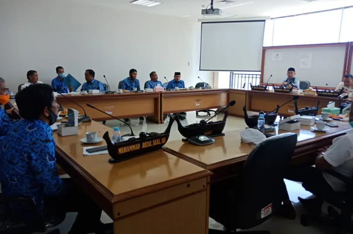 Komisi I  DPRD  Sulbar Menggelar Rapat Bersama Sejumlah Dinas
