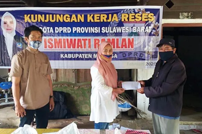 Ismiwati Ramlan Membagikan Sembako Sebanyak 450 Bungkus Di Desa Saluassing