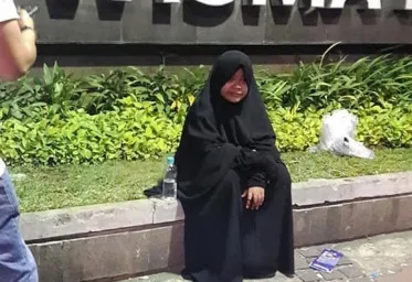 Polisi Dalami Misteri Wanita Berpakaian Serba Hitam di Dekat Gedung Bawaslu