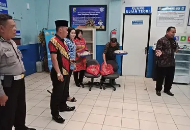 Jumat Barokah Satpas 1221 Depok Berikan Nasi Bungkus ke Pemohon SIM