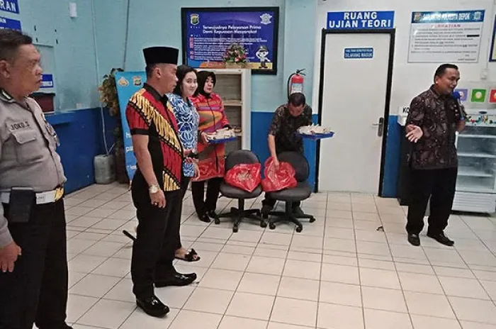 Jumat Barokah, Satpas 1221 Depok Berikan Nasi Bungkus ke Pemohon SIM