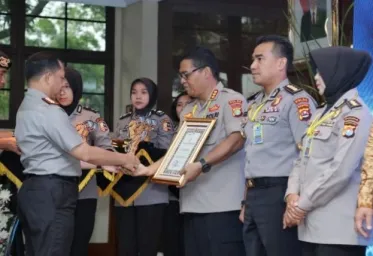 Argo Yuwono Peroleh  Penghargaan Kabid Humas Terbaik Polda Type A 