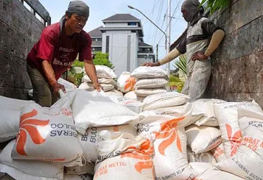 Kades Sukaharja Bogor Wajib Ganti Beras Bantuan