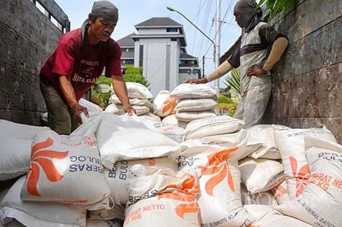 Kades Sukaharja Bogor Wajib Ganti Beras Bantuan