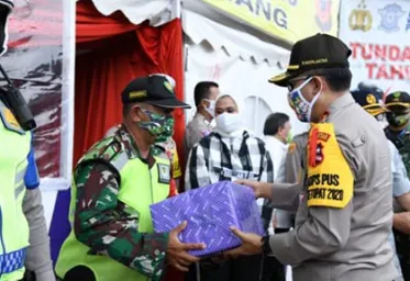 Kakorlantas Irjen Istiono Serahkan 1750 Paket Sembako Warga Terdampak COVID19