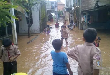 Kali Pesanggrahan Meluap KawasanPondok Pinang Banjir