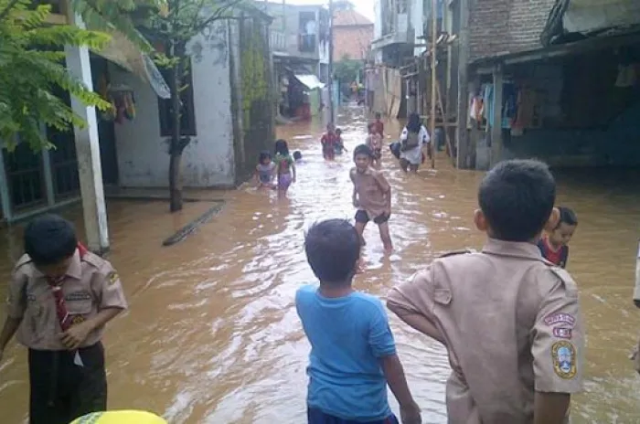 Kali Pesanggrahan Meluap, Kawasan Pondok Pinang Banjir