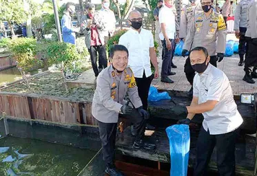 Kapolda Kalsel Lepas 23 Ribu Bibit Ikan di Kolam Mathilda Aspol Bina Brata