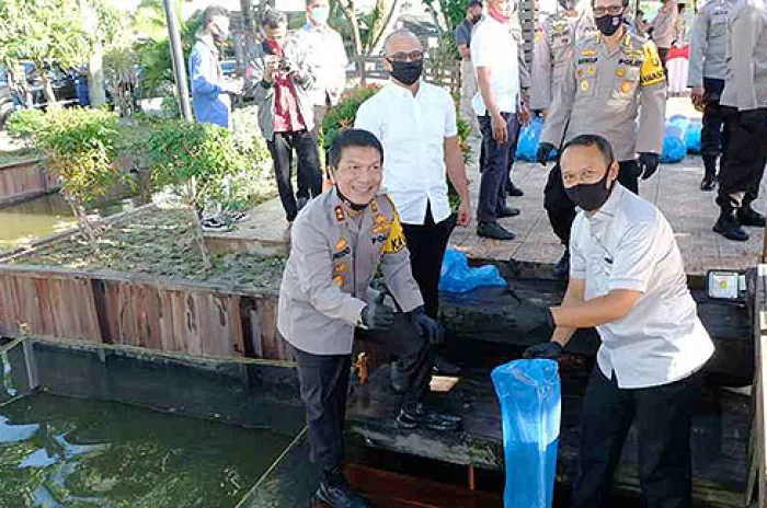 Kapolda Kalsel Lepas 23 Ribu Bibit Ikan di Kolam Mathilda Aspol Bina Brata