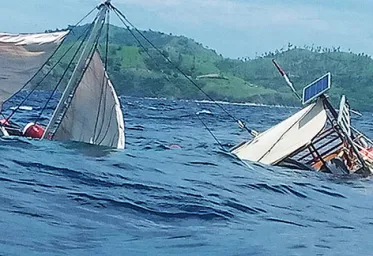 Kapal Rombonan Wartawan Istana Tenggelam Penumpang Selamat