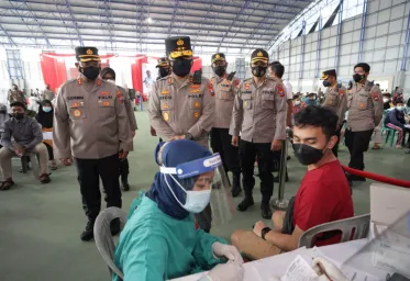 Polisi Terapkan Vaksinasi Door to Door Serentak di Jawa Timur