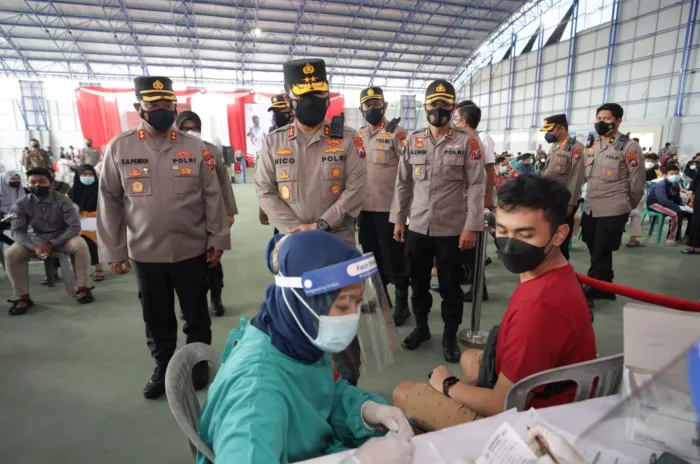 Polisi Terapkan Vaksinasi Door to Door Serentak di Jawa Timur