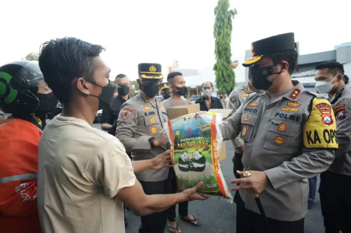 Irjen Pol Nico Afinta, Turun Bagikan Beras dan Rendang Kepada Masyarakat Terdampak PPKM Darurat