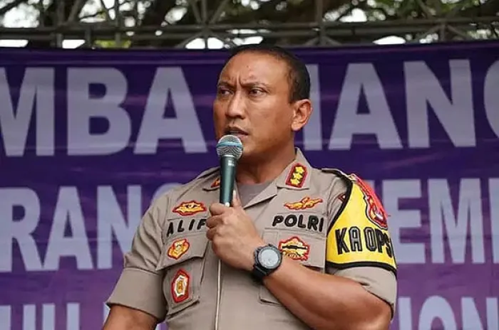 Sepotong Coklat dan Bunga dari Polresta Tangerang Buat Pengendara yang Taat Lalu Lintas