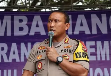 Sepotong Coklat dan Bunga dari Polresta Tangerang Buat Pengendara yang Taat Lalu Lintas