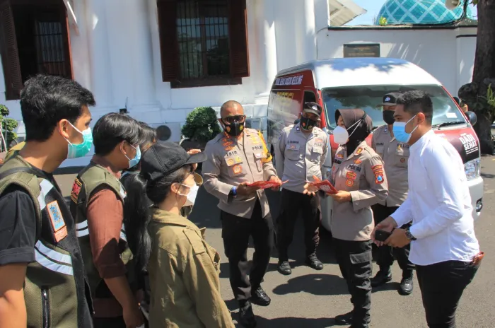 Mobil Vaksin Keliling Presisi Polrestabes Surabaya Memudahkan Masyarakat Mendapatkan Vaksin