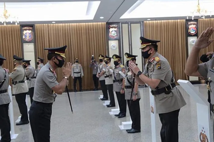 Kapolri Lantik 9 Kapolda dan Kadiv Humas Polri