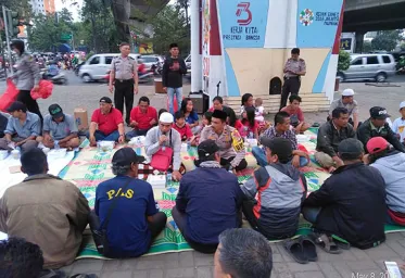 Polsek Cengkareng Buka Puasa Bersama Warga di Bawah Fly Over