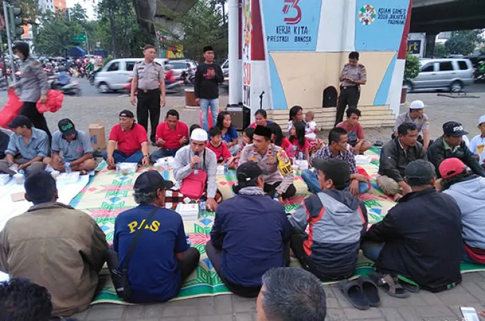 Polsek Cengkareng Buka Puasa Bersama Warga di Bawah Fly Over