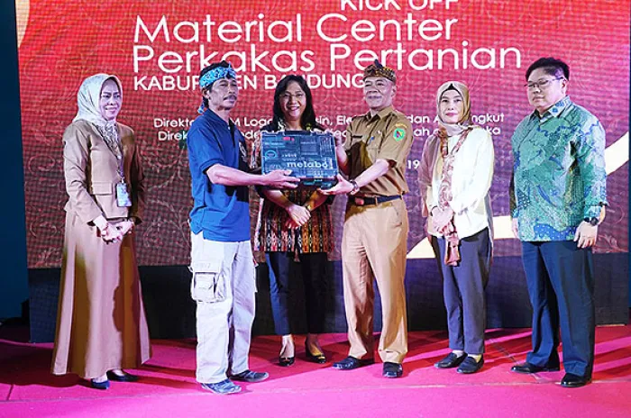 Kehadiran Material Center di Bandung Kerek Produktivitas IKM Cangkul