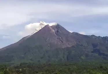 Kembali Luncurkan Awan Panas Sejauh 18 KM Merapi Tebarkan Ancaman 