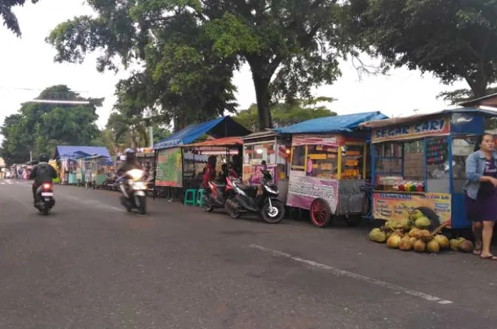 Gubernur Jatim Izinkan PKL dan Warung Buka Saat PPKM Hingga 21.00.WIB