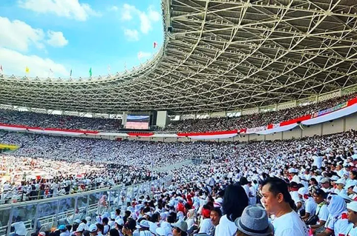 Jokowi Minta Peserta Kampanye Akbar di GBK Angkat Jari Jempol Simbol Paslon 01