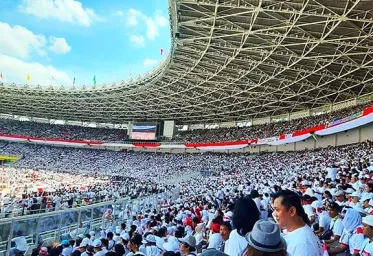 Jokowi Minta Peserta Kampanye Akbar di GBK Angkat Jari Jempol Simbol Paslon 01