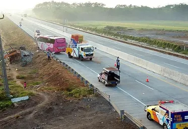 Bus Tabrak Tur di Tol Gempas  Sopir dan 3 Penumpang Tewas