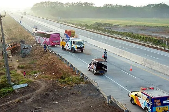 Bus Tabrak Tur di Tol Gempas  Sopir dan 3 Penumpang Tewas<br><br>