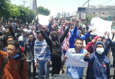 Para Pelajar STM di Surabaya Ikut Demo Gabung Mahasiswa