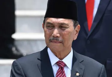 Luhut Minta Aturan Jam Kerja Buruh Diubah Menjadi 15 Hari Sebulan