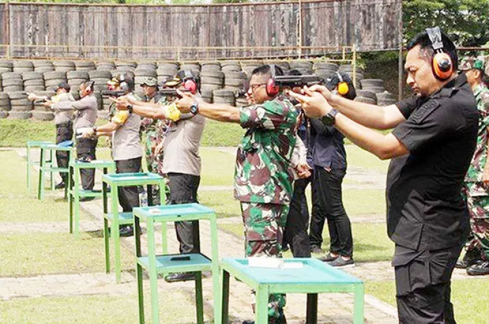 Ujudkan Sinergitas TNI POLRI Kapolrestabes Surabaya Kunjungi Mako Brigif 2 Marinir
