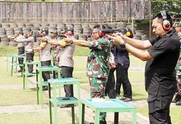 Ujudkan Sinergitas TNI POLRI Kapolrestabes Surabaya Kunjungi Mako Brigif 2 Marinir