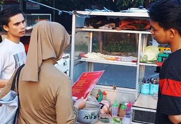 Mie Aceh Kucut Layani Pelanggannya Tukar Uang Receh Buat Lebaran Gratis