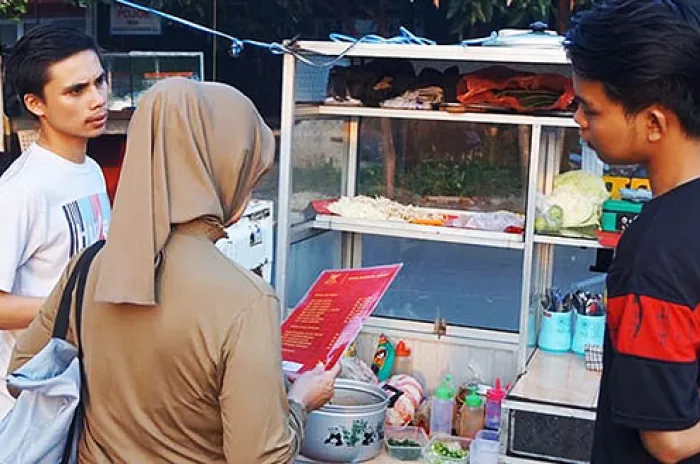 Mie Aceh Kucut Layani Pelanggannya Tukar Uang Receh Buat Lebaran Gratis