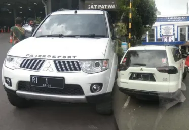 Mobil Berpelat RI 1 Terobos Mabes Polri