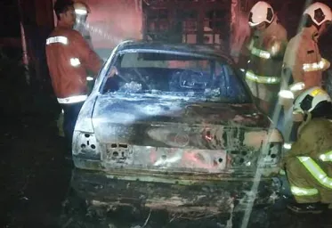 PetugasTemukan 2 Bom Melotov Dalam Kebakaran Mobil