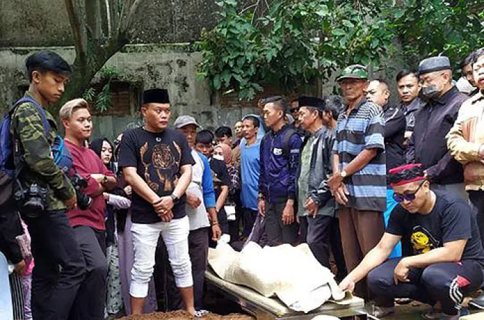 Makam Mantan Istri Komedian Sule Dibongkar Polisi Untuk Autopsi