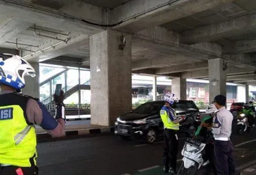 Polisi Tilang Kendaraan Bermotor Terobos Jalur Khusus Sepeda