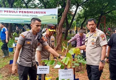 Kapolda Metro Jaya Irjen Nana Sudjana Terima MURI Penanaman Ribuan Pohon