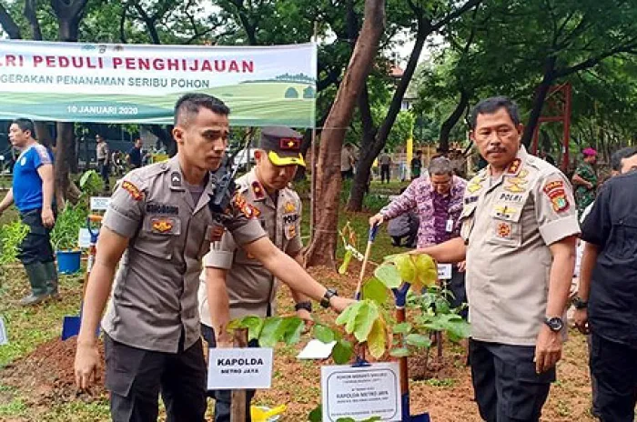 Kapolda Metro Jaya Irjen Nana Sudjana Terima MURI Penanaman Ribuan Pohon