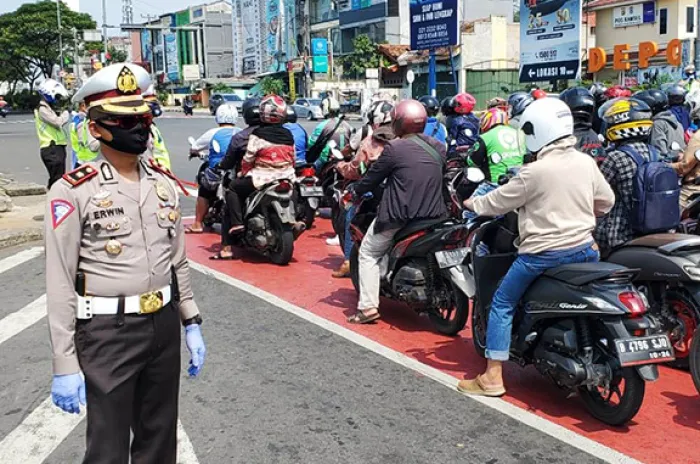 Satlantas Polres Metro Depok Sosialisasikan Tertib Lalu Lintas di Jalan Raya