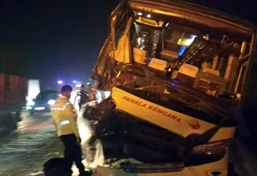 Bus Trabrak Truk di Tol Cipali Sopir Bus dan Kenek Truk Tewas