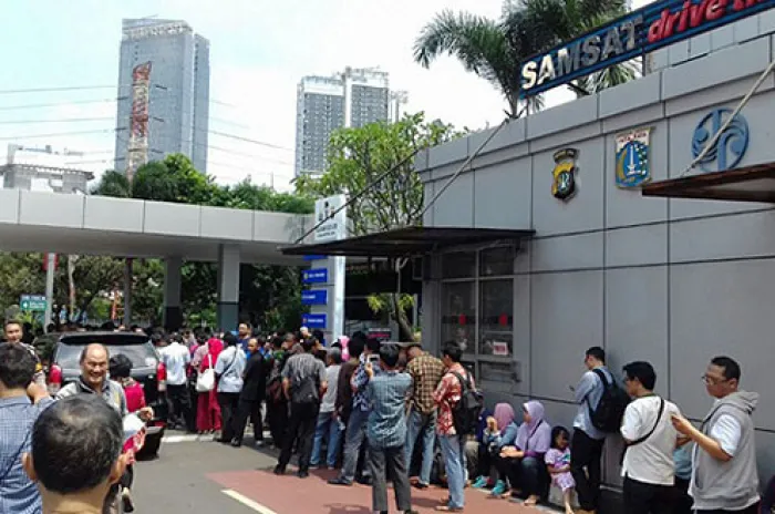 Pembayar Pajak Kendaraan di Samsat Polda Metro Jaya Membludak 
