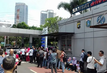 Pembayar Pajak Kendaraan di SamsatPolda Metro Jaya Membludak