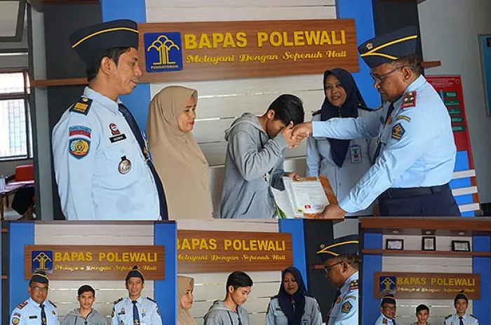 Kepala Bapas Polman Serahkan Ijazah Paket C