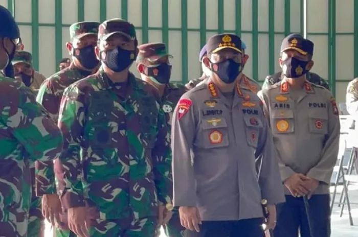   Kapolri dan Panglima TNI Tinjau Vaksinasi Covid-19 di Natuna