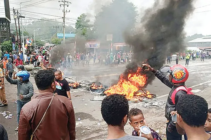 Papua Barat Membara dan Mencekam Gedung DPRD di Bakar Massa